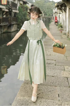 Green Round Collar Short Sleeves Embroidered Pearl Buttons Sweet Hanfu Dress Full Set -LolitaInside f3292633f30fc965d1f7e16aa225ef08